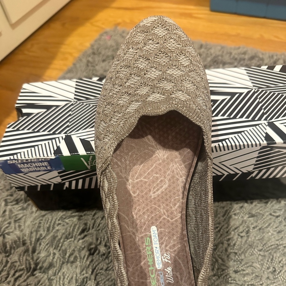 8W Skechers Cleo Honeycomb- dark taupe NEW IN BOX